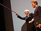 Britský herec Michael Caine zdraví publikum Velkého sálu Thermalu, které mu...