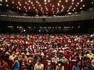 Diváci obsazují Velký sál Thermalu ped svtovou premiérou filmu Bestsellery...