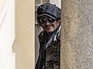 Johnny Depp pichází do Mstského divadla, kde následn uvedl snímek Minamata...