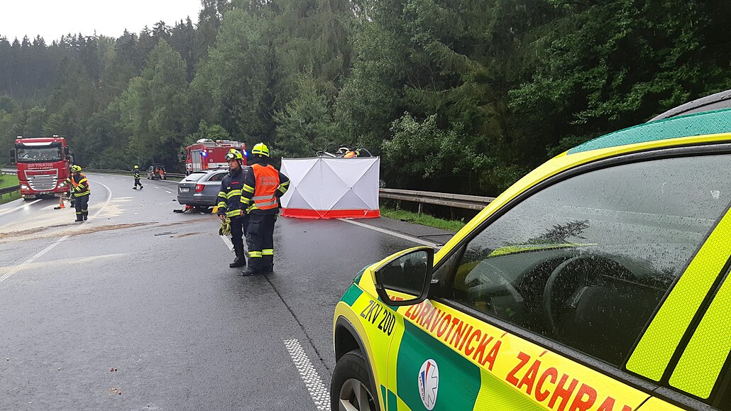 Silnici z Karlových Varů na Prahu uzavřela vážná nehoda, dva lidé zemřeli