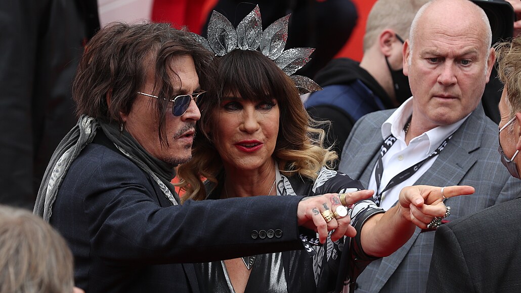 Johnny Depp na �erveném koberci v Karlových Varech. (26. srpna 2021)