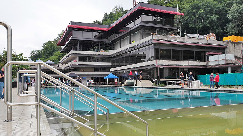V nedli se slavnostn otevel opravený bazén v hotelu Thermal v Karlových...
