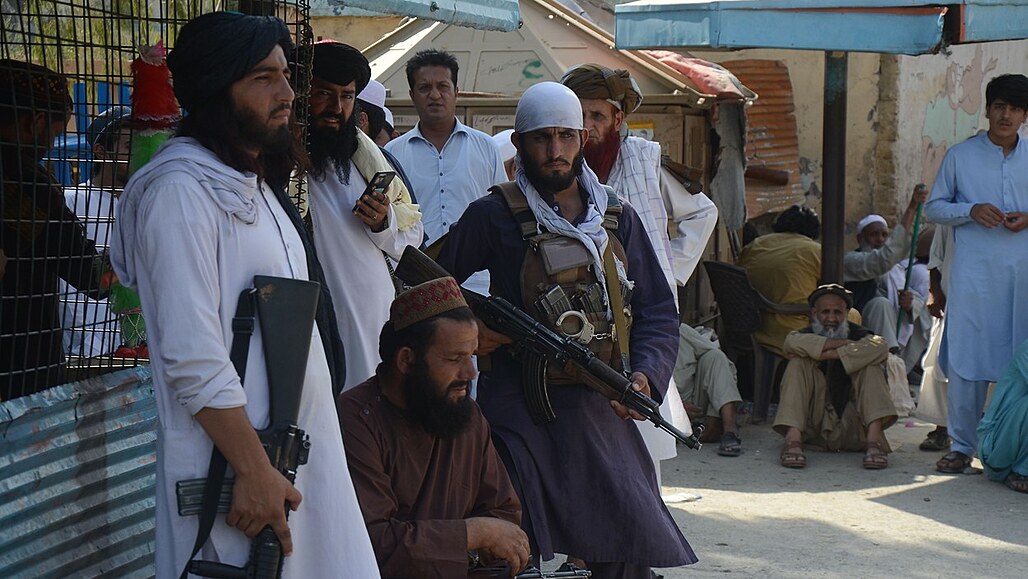 Tálibántí a pákistántí vojáci stráí afghánsko-pákistánskou hranici. (21....