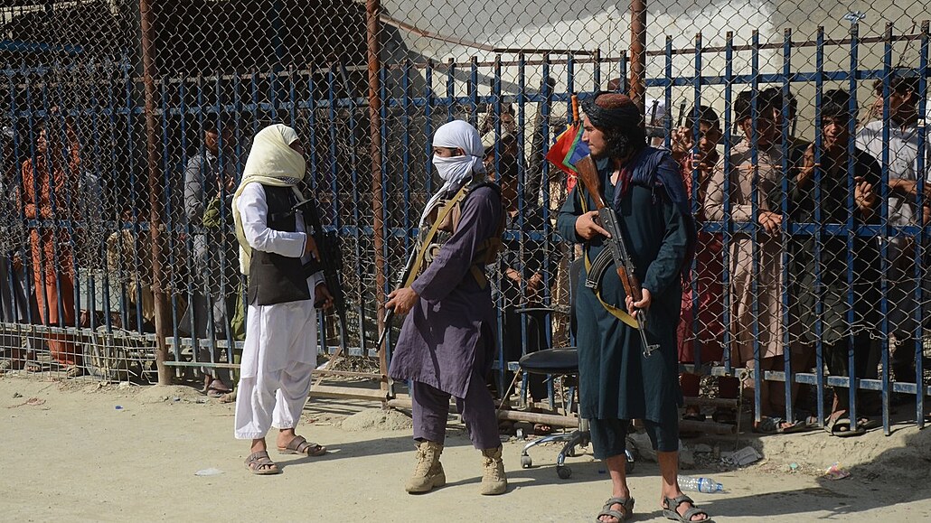 Tálibántí a pákistántí vojáci stráí afghánsko-pákistánskou hranici. (21....
