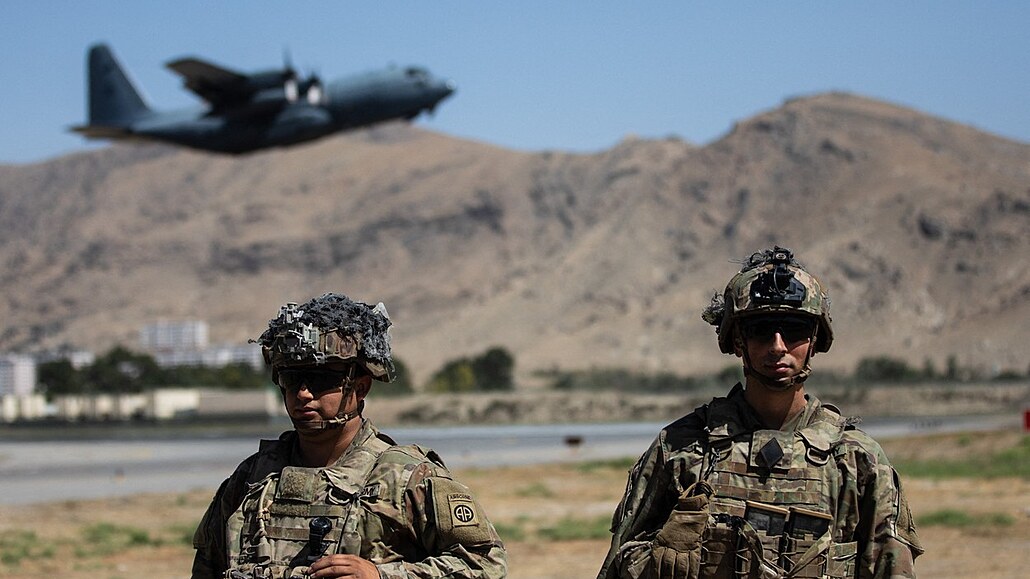 Ameri�tí vojáci st�e�í kábulské leti�t� v Afghánistánu. Bombové útoky urychlily...