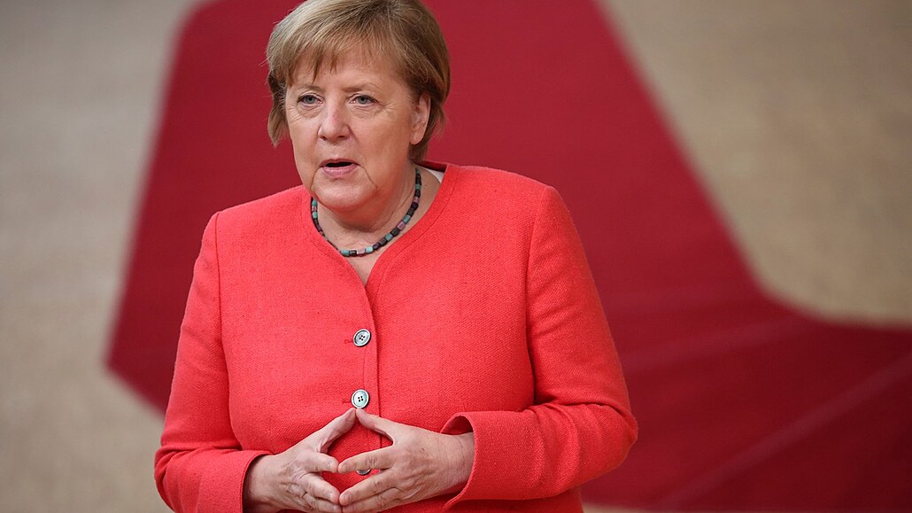 Německá kancléřka Angela Merkelová ve svém typickém postoji. (17. července 2020)