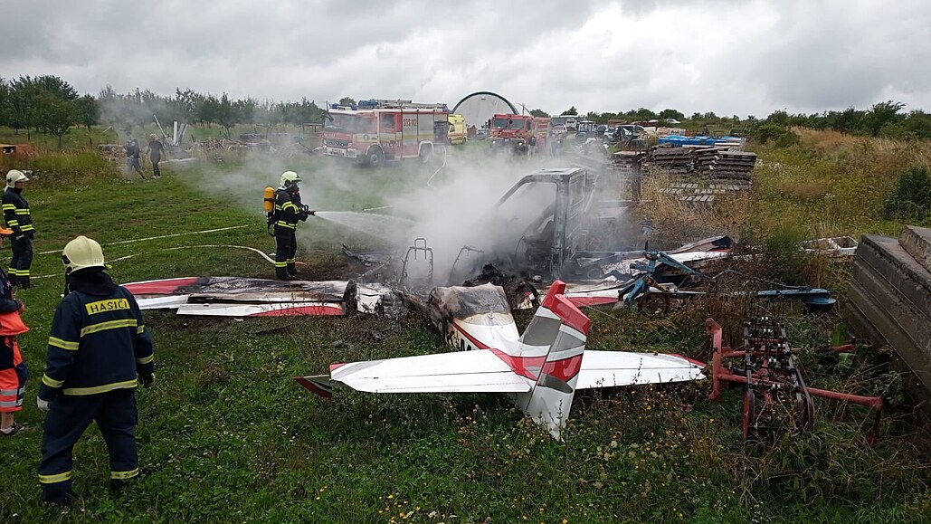 Na Slovensku havarovalo malé letadlo. Po pádu zaalo hoet. (27. srpna 2021)