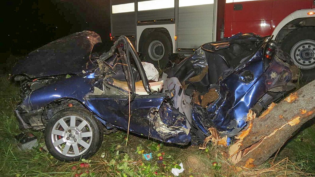 U Nových Syrovic na T�ebí�sku nezvládl mladý �idi� zatá�ku, vylet�l ze silnice a st�echou vozu narazil do stromu. Nehodu nep�e�il. 