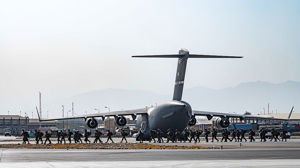 Američtí vojáci chystají evakuaci na kábulském letišti. (19. srpna 2021)