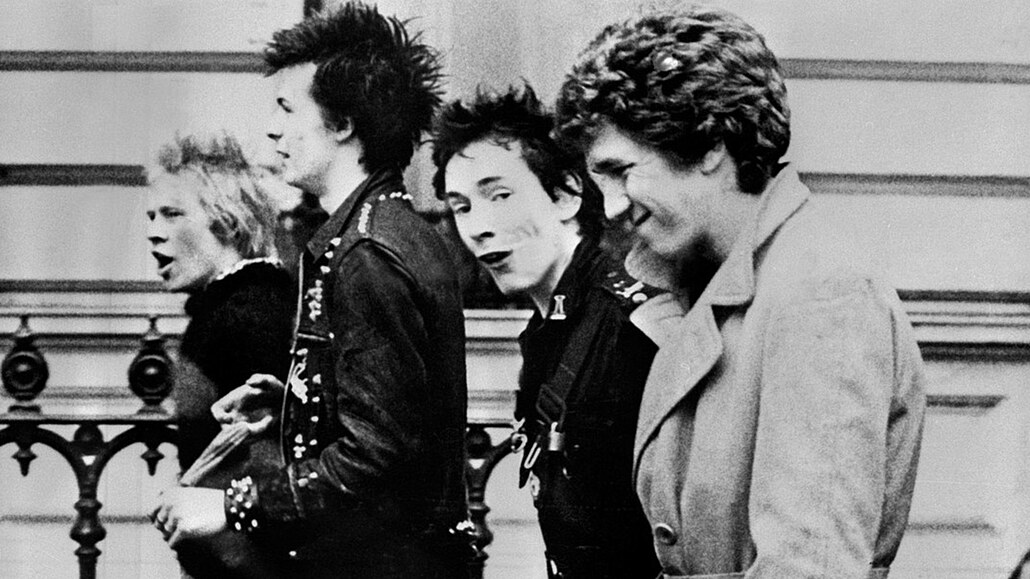 Sex Pistols v roce 1977: zleva - Paul Cook, Sid Vicious, Johnny Rotten a Steve...