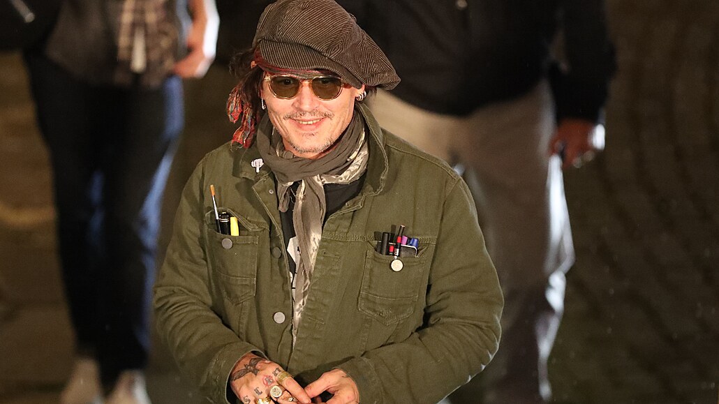 Johnny Depp vystoupil na karlovarském letiti krátce ped jedenáctou veer. Po...
