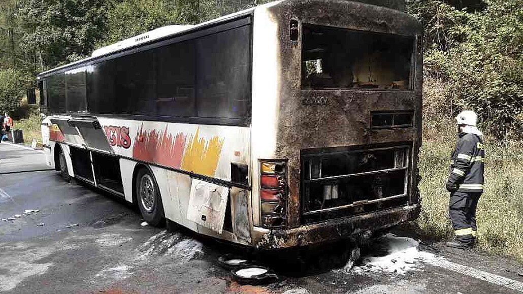 Na Šumpersku hořel autobus se 41 cestujícími. Lidé se včas dostali do bezpečí