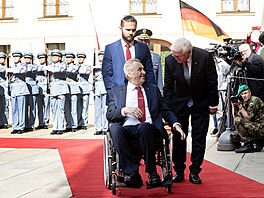 Prezident Miloš Zeman na Hradě s vojenskými poctami přivítal německého...