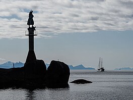 Asi nejznámjí socha Lofot stojí u vjezdu do pístavu Svolvaer, který je...