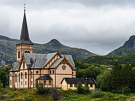 Lofotská katedrála Vagan kirke stojí nedalo pvodní osady Viking, Kabelvagu....