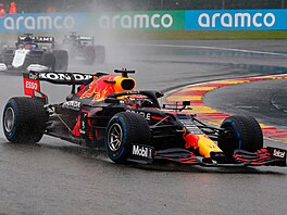 Max Verstappen ve vedení Velké ceny Belgie p�ed Georgem Russellem a Lewisem...