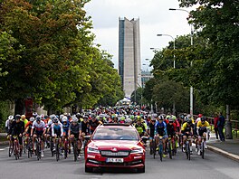 Cyklisté tsn po startu v neutrální zón na praském Strahov na LEtape Czech...