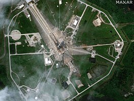 Pohled shora na kosmickou lo� Dragon spole�nosti SpaceX p�ipravenou ke startu...