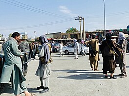 Tlibnci dr str u letit v Kbulu, kam se sna dostat stovky lid. (20....