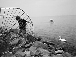 Jezero je dlouhé tém�� 80 kilometr� a pob�e�í m��í asi 200 kilometr�. S...