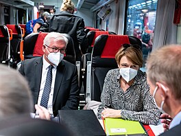 Německý prezident Frank-Walter Steinmeier s manželkou dorazili na návštěvu...