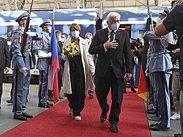 Nmecký prezident Frank-Walter Steinmeier s manelkou dorazili na návtvu...