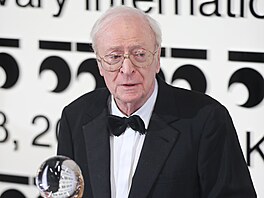 Britský herec Michael Caine s Kiálovým glóbem za celoivotní pínos svtové...