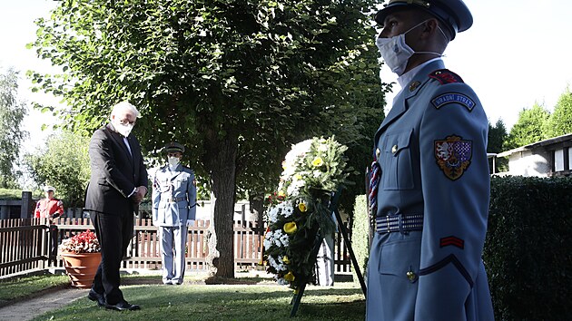 V Lánech hlava německého státu položila květiny u hrobu prvního československého prezidenta Tomáše Garrigua Masaryka. (25. srpna 2021)