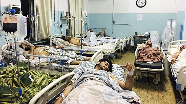 Kritická situace v nemocnicích byla po celé zemi. Zranění lidé v nemocnici v Kábulu po výbuchu na letišti. (26. srpna 2021)