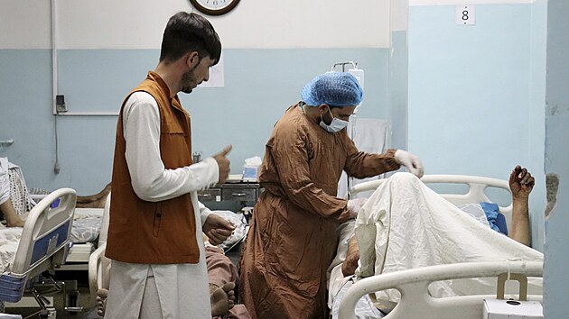 Zranění lidé leželi v nemocnic po výbuchu na letišti. (26. srpna 2021)