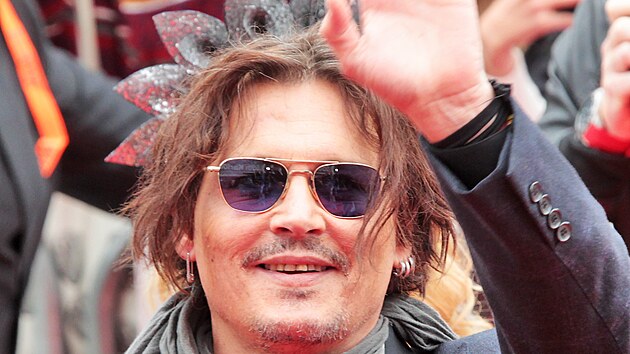 Johnny Depp na ervenm koberci v Karlovch Varech. (26. srpna 2021)