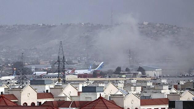 Nad kábulským letištěm se vznáší dým poté, co místem otřásla exploze. (26. srpna 2021)