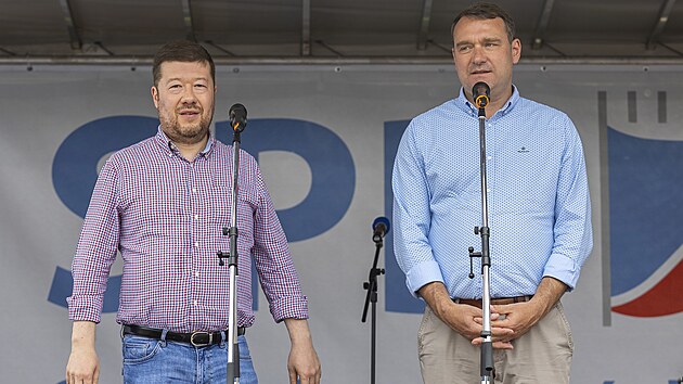 V neděli se konal na náměstí Míru ve Zlíně Český jarmark SPD. Na snímku jsou zleva Tomio Okamura a Radim Fiala. (22. srpna 2021)