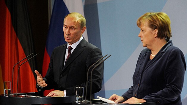 Angela Merkelová a Vladimir Putin při setkání v Berlíně. (2010)