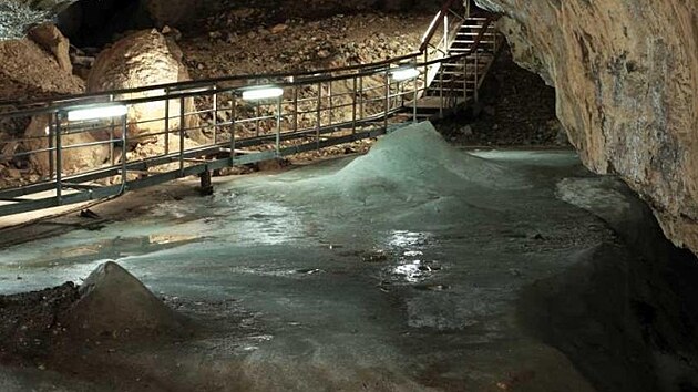 Led v Demnovsk ledov jeskyni kadm rokem ubv. Na nkterch mstech turist uvid u jen mal fleky. (2020)