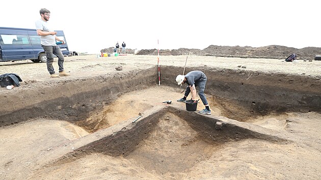 Archeologický výzkum dlouhé mohyly z období staršího eneolitu (pozdní doba kamenná). Pod 1,2 metru silným mohylovým náspem byla odkryta dřevem obložená hrobka s kostrovým pohřbem dítěte ve skrčené poloze na pravém boku.