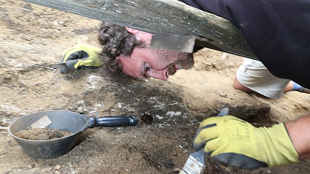 Archeologov pi vzkumu u Dunk na Litomicku.