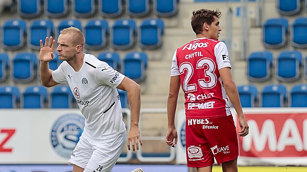Vlastimil Daníček ze Slovácka slaví svůj gól v utkání proti Pardubicím.