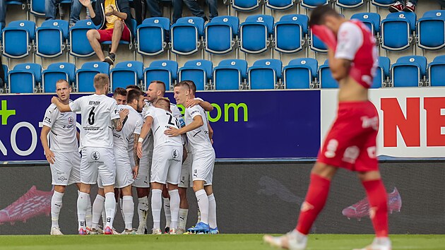 Fotbalist Slovcka se raduj z glu proti Pardubicm.