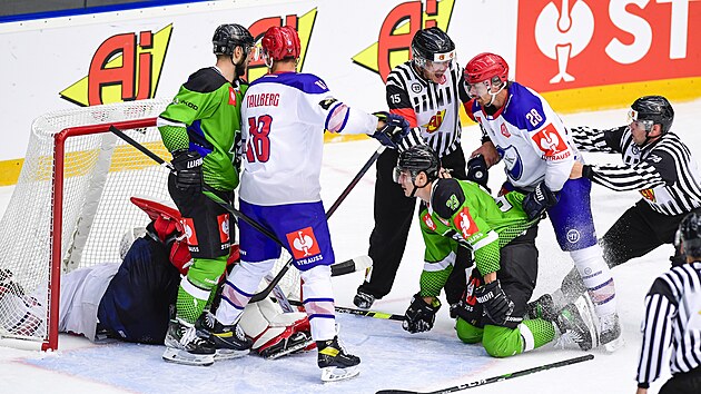 Strkanice ped brankou v utkn Ligy mistr mezi Mladou Boleslav a IFK Helsinkami.