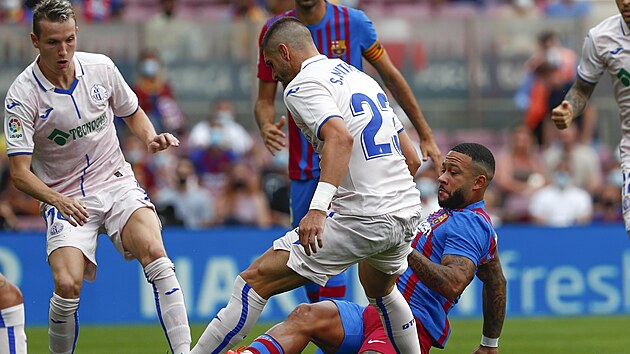 Memphis Depay z Barcelony se snaží vybojovat míč mezi hráči Getafe. Zcela vlevo český záložník Jakub Jankto.