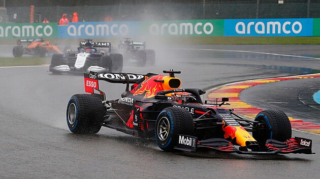 Max Verstappen ve veden Velk ceny Belgie ped Georgem Russellem a Lewisem Hamiltonem.