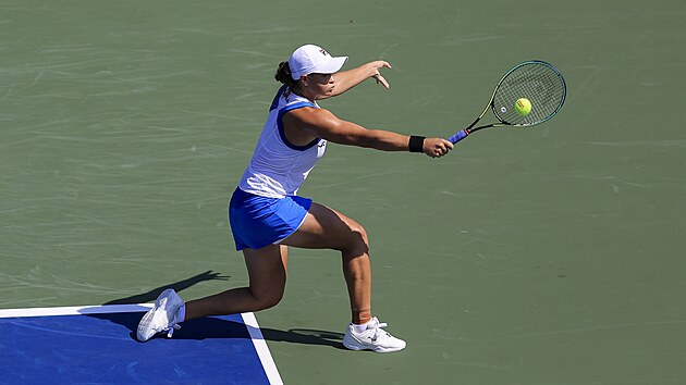 Australsk tenistka Ashleigh Bartyov odehrv mek v prvnm semifinle turnaje v Cincinnati proti Nmce Angelique Kerberov.