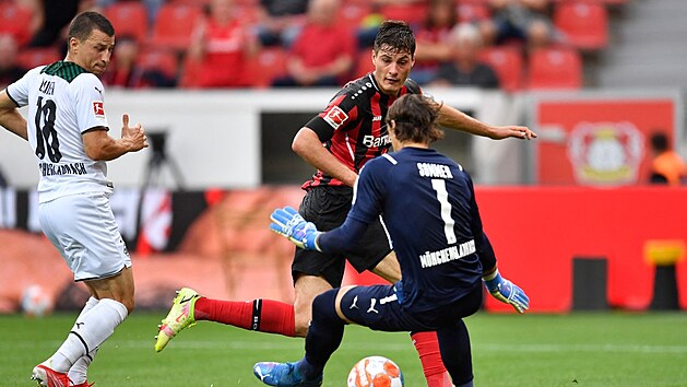 Patrik Schick v dresu Leverkusenu pekonal branke Sommera z Mnchengladbachu.