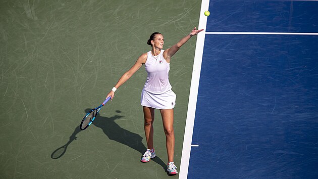 esk tenistka Karolna Plkov servruje bhem druhho semifinlovho duelu turnaje v Cincinnati proti vcarce Jil Teichmannov.