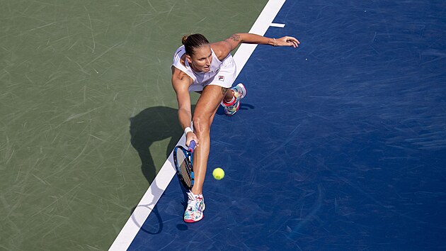 Karolna Plkov se natahuje po mku v semifinle tenisovho turnaje v Cincinnati.