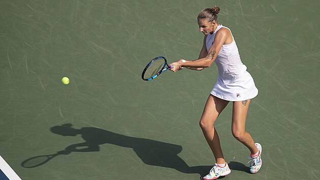 Karolna Plkov returnuje mek pi semifinlovm duelu tenisovho turnaje v CIncinnati se vcarkou Teichmannovou.