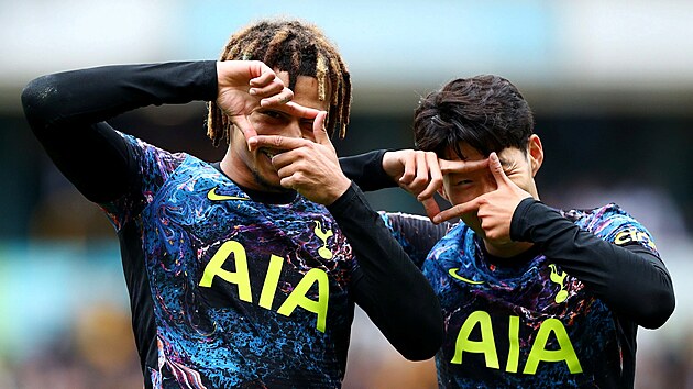 Dele Alli (vlevo) z Tottenhamu stylov oslavuje svou branku se spoluhrem Son Hung-minem.