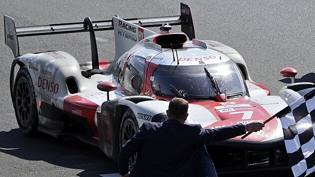 Slavn vytrvalostn zvod 24 hodin Le Mans potvrt za sebou vyhrla Toyota....