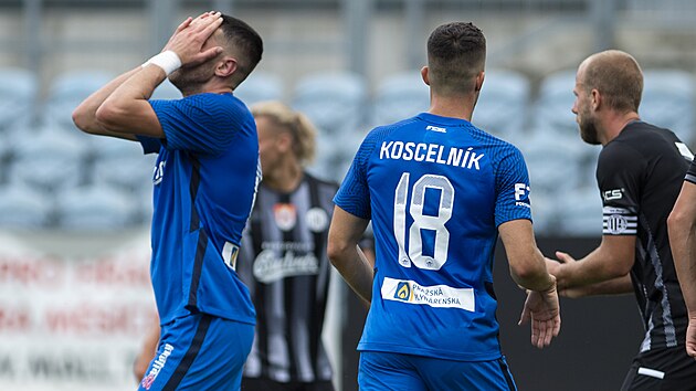 Utkn 5. kola prvn fotbalov ligy SK Dynamo esk Budjovice - FC Slovan Liberec: Zleva zklaman Michal Fukala z Liberce a Martin Koscelnk z Liberce.